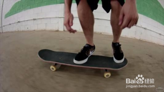 狼博滑板怎么滑