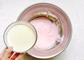 怎样做出入口即化的草莓白玉卷步骤