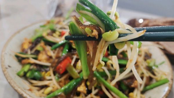 韮菜鸡蛋豆芽炒粉条