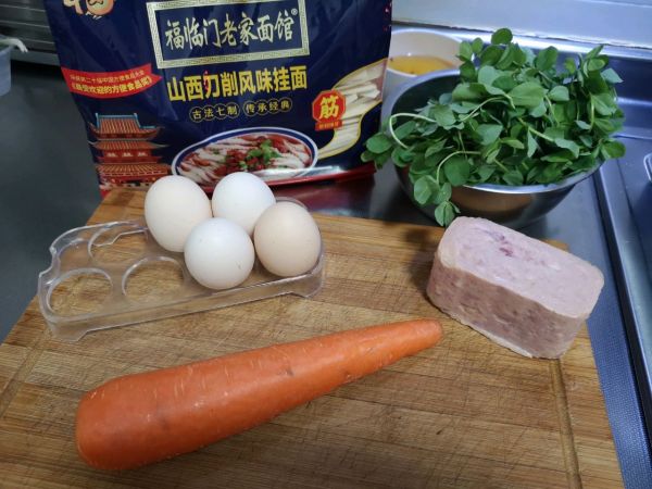 草头火腿炒刀削面