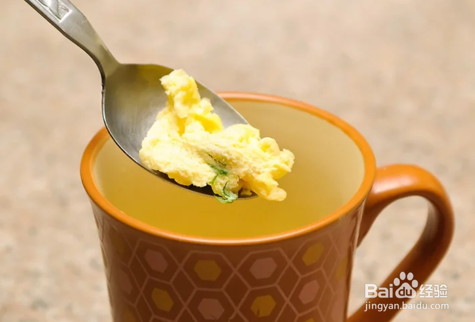 如何使用陶瓷杯在微波炉中做早餐蛋饼