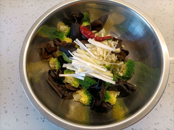 炝拌西兰花木耳