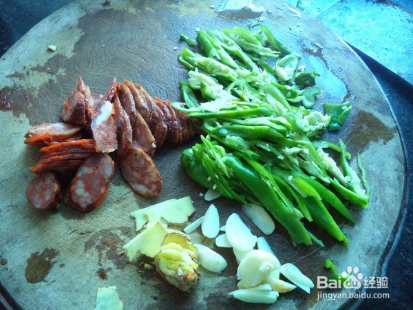 青椒炒香肠怎么做好吃?