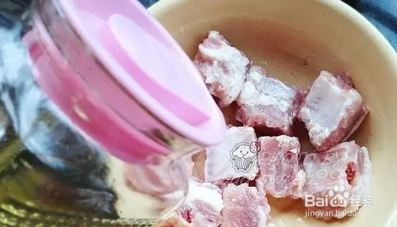 如何用排骨做出一道色香味俱全的松仁糖醋排骨呢