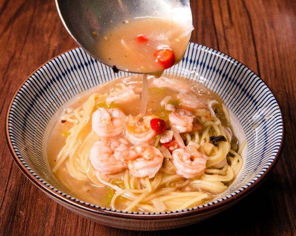 快手酸汤鲜虾面