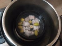 青橄榄排骨汤的做法