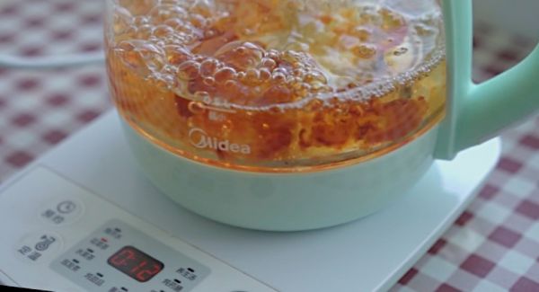 桃胶雪燕皂角米炖牛奶