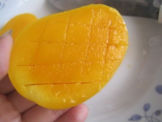 芒果牛奶布丁(附取芒果肉方法)