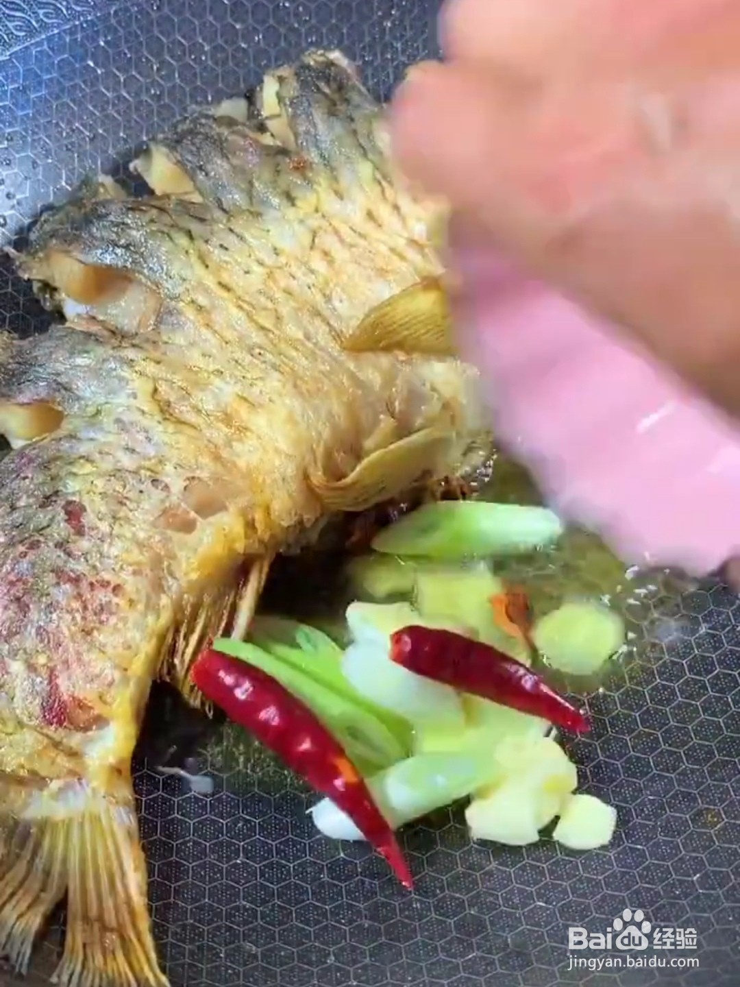 香辣红烧鲤鱼的做法