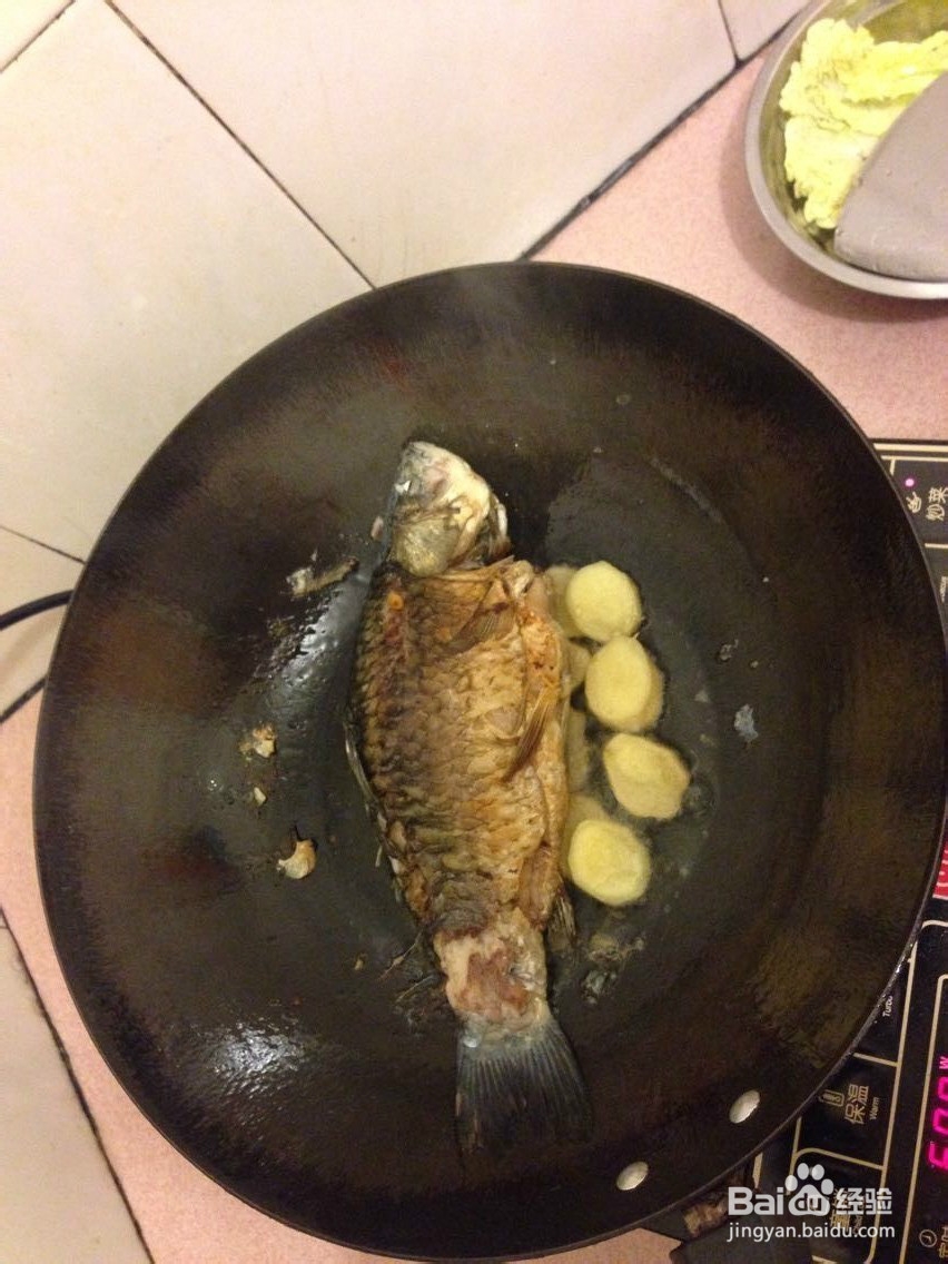 菜鸟都可以完成的鲜甜浓汤:萝卜丝鲫鱼汤