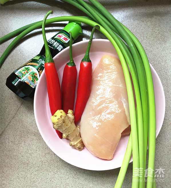 蒜苔炒鸡胸肉