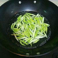 在家制作美味的芦笋虾仁炒鸡蛋