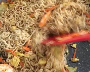 怎么做美味的鲜虾炒面