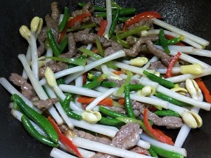 花生苗小黄瓜炒牛柳的做法
