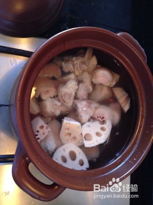 猪脚莲藕花生汤的做法