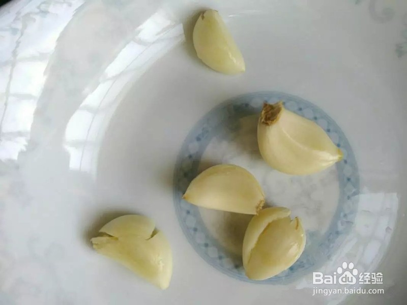 怎样快速剥大蒜?/超实用的剥蒜技巧