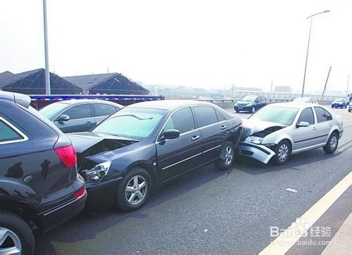 开车如何避免追尾事故