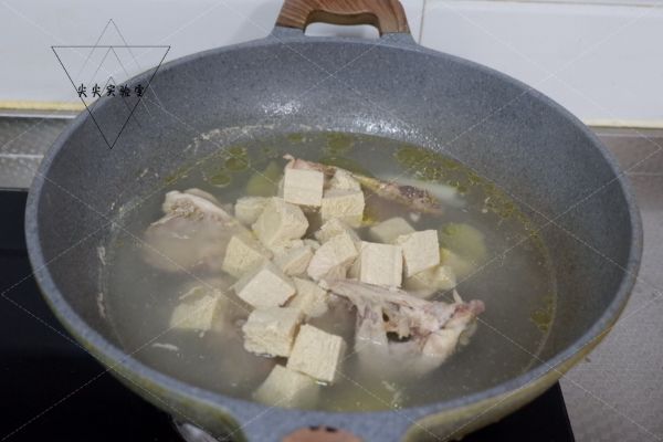 鸡汤青菜炖冻豆腐