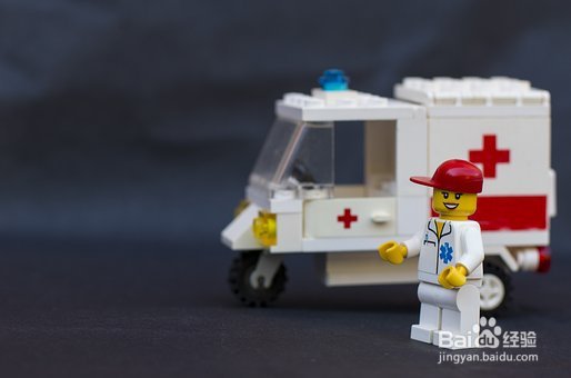 宝宝一打针就哭闹,爸爸妈妈应该怎么哄?