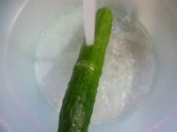 清淡美味:皮蛋拌虎皮青瓜做法