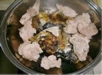 如何做鱼头猪骨菇菌锅