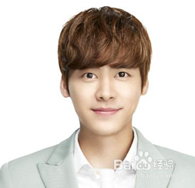 男生亚麻色头发