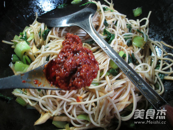 牛肉酱蔬菜炒面