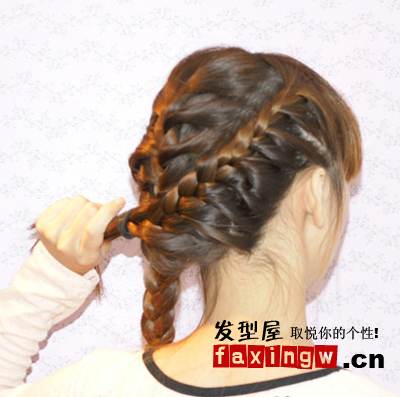 卡哇伊女生双斜蜈蚣辫