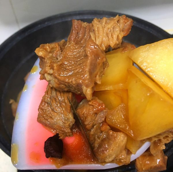 红烧萝卜牛腩煲