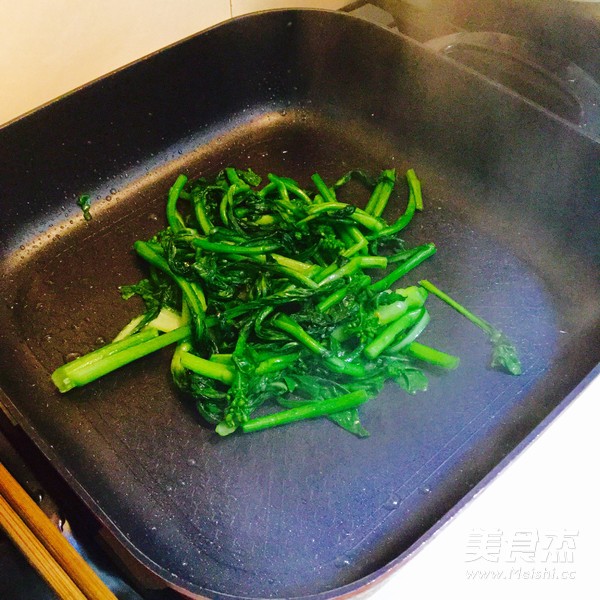 菜心炒米粉的做法