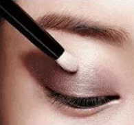 男生学化妆，以后工资怎么样？