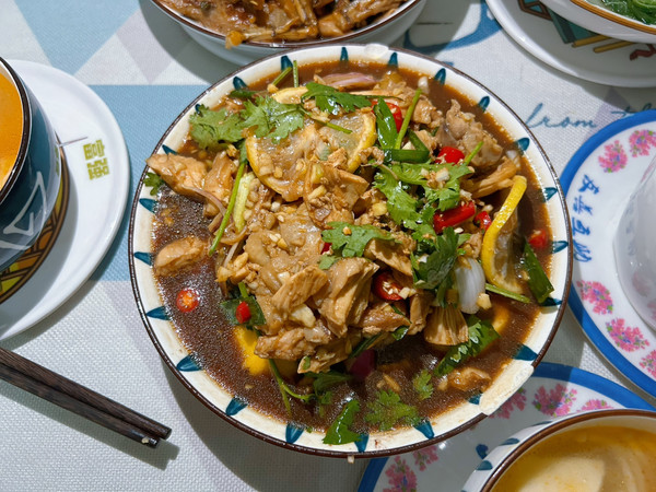 捞汁柠檬手撕鸡腿肉