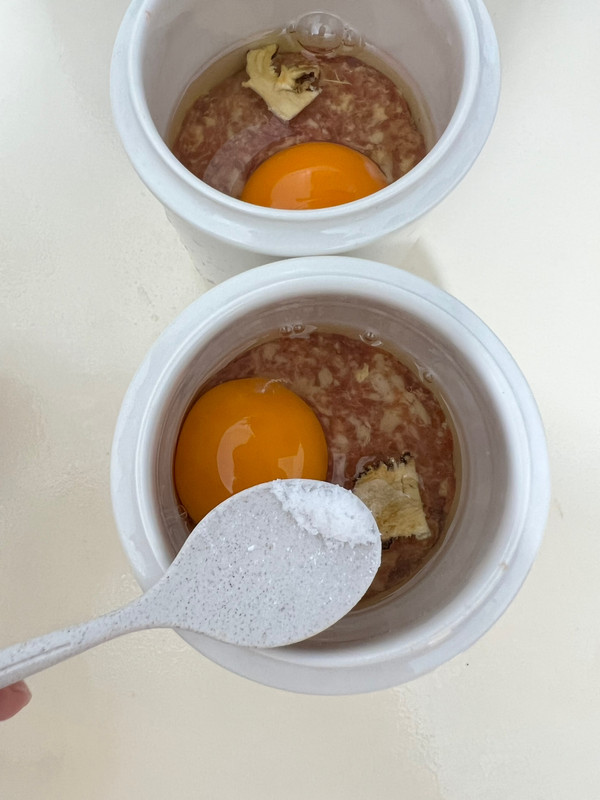 当归肉饼蒸蛋汤