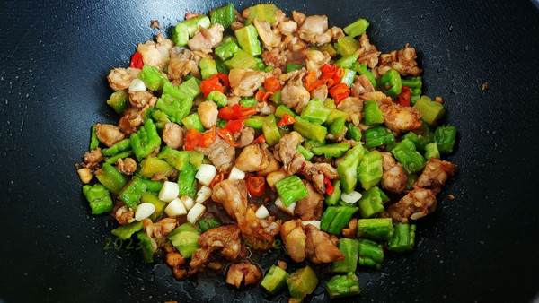 蒜辣酱肉苦瓜丁