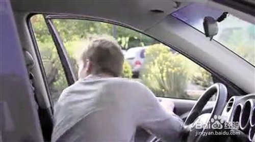 新手开车注意事项,五招学会开车门避免事故!