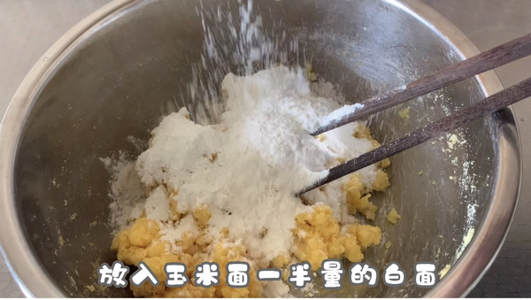 酱烧小黄鱼贴饼子