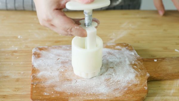 奶黄馅冰皮月饼啦