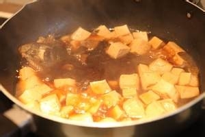 在家制作比目鱼炖豆腐