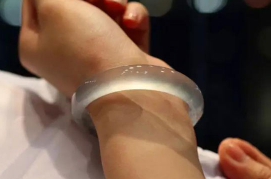 翡翠玉镯戴哪只手好