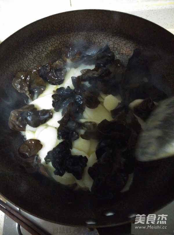 黑木耳炒山药