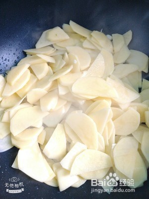 麻辣土豆片的做法。