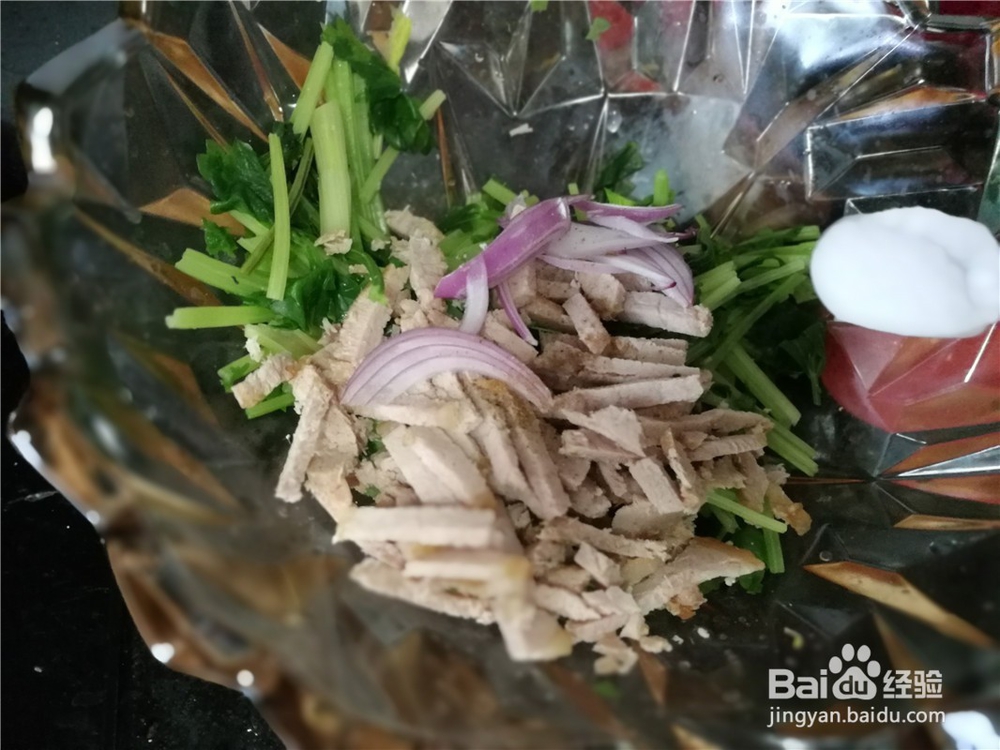 芹菜段拌猪肉丝