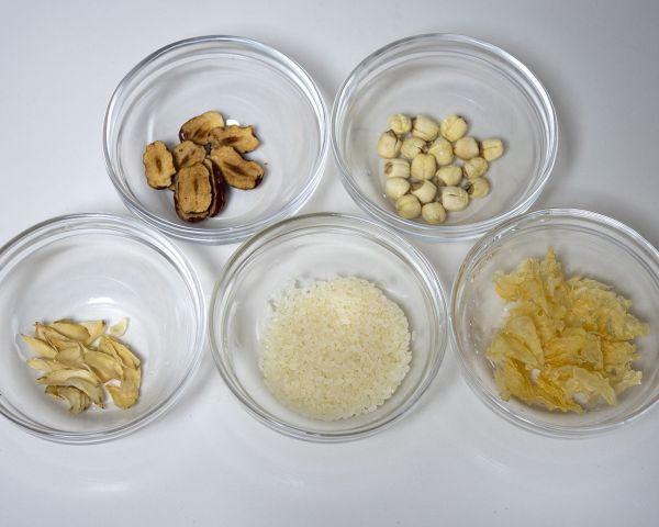 银耳莲子百合粥