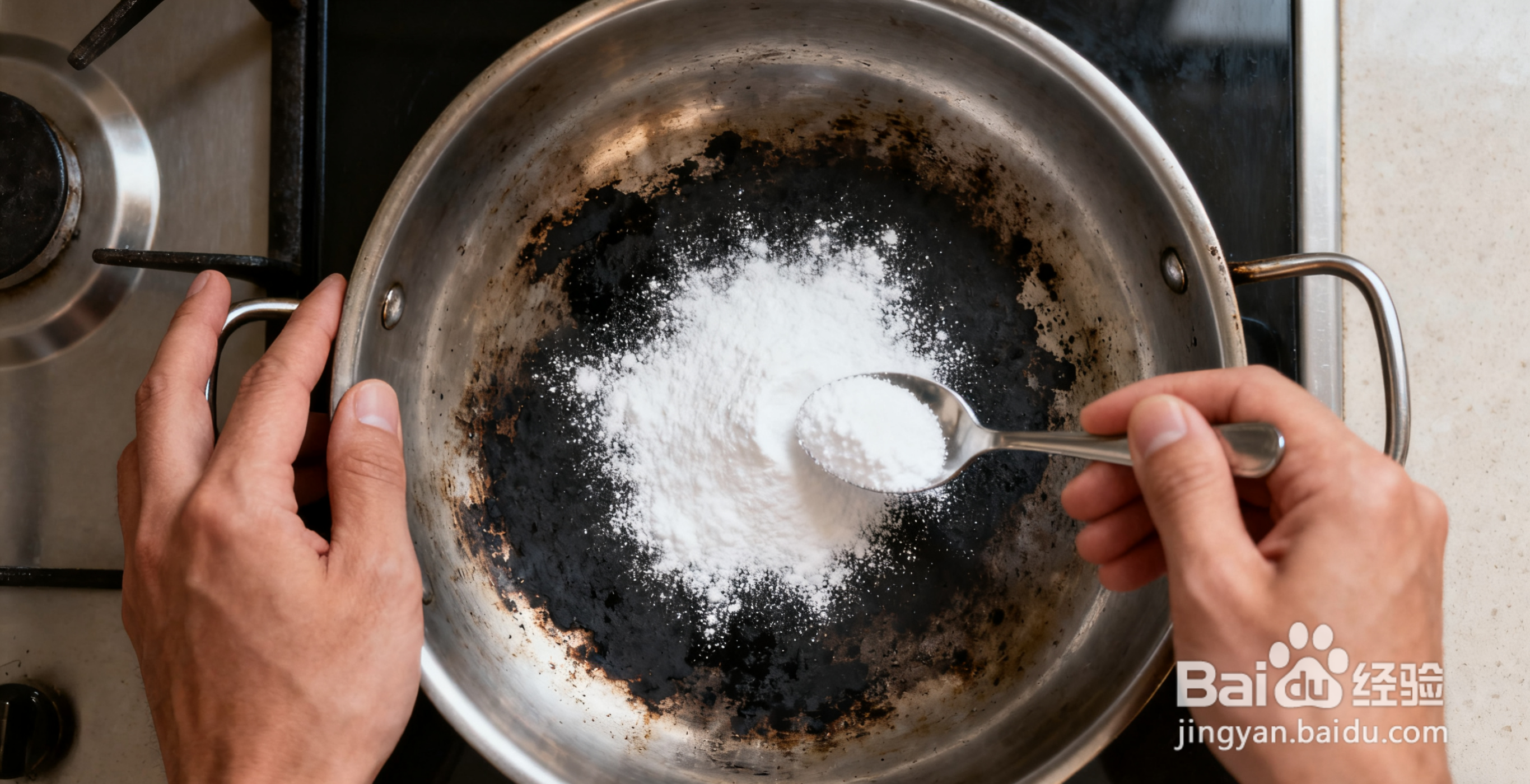 锅底黑垢难除?小苏打+白醋10分钟让旧锅变新锅