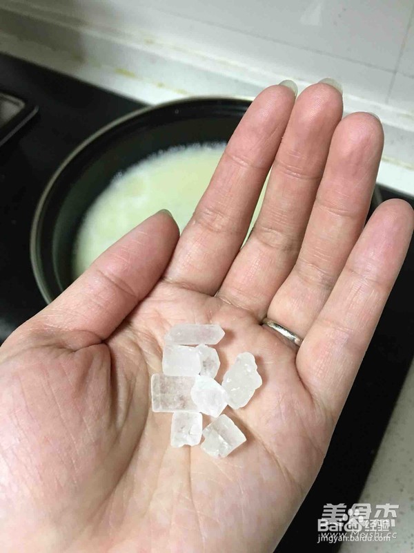 美味的雪梨银耳羹