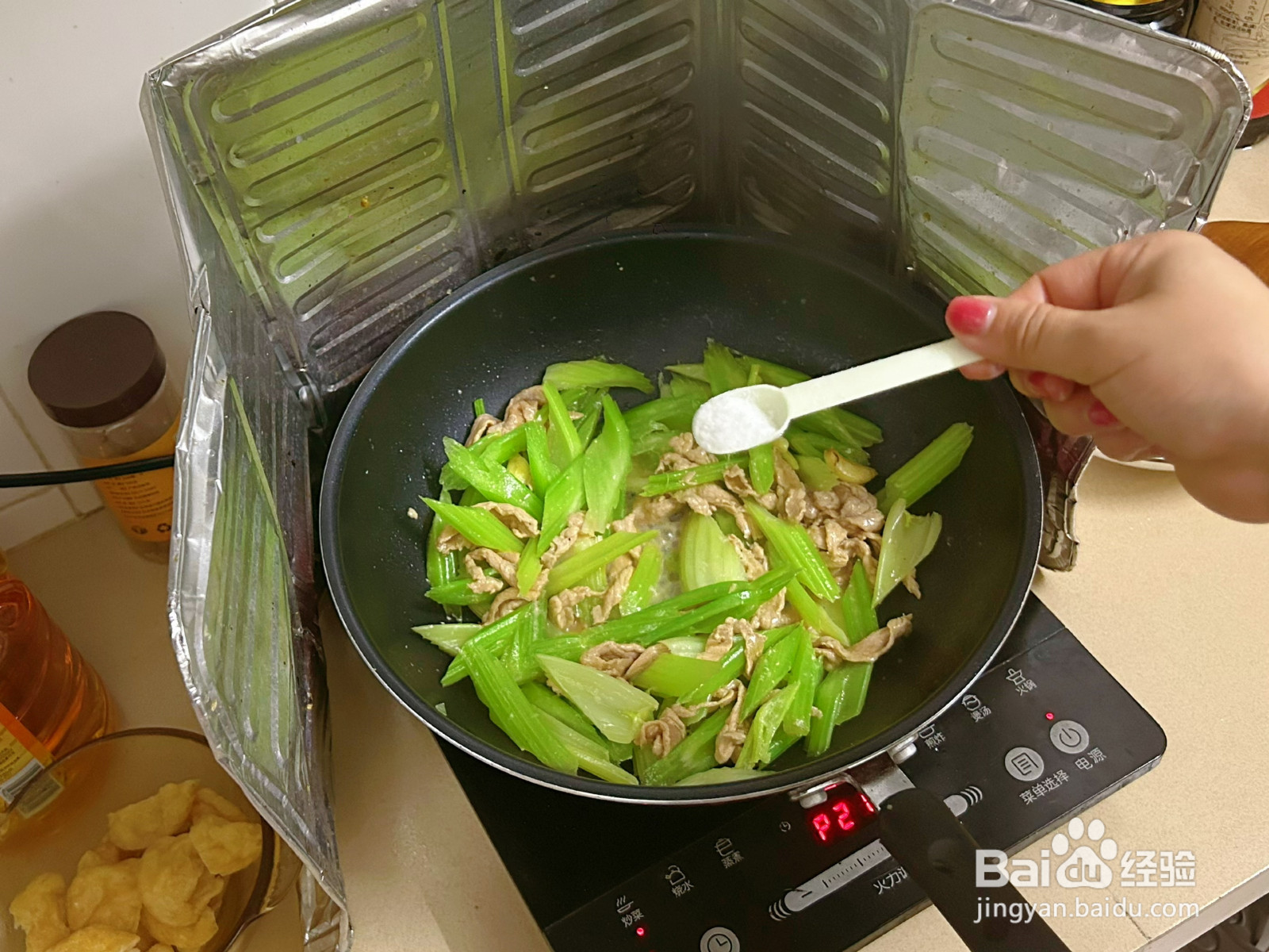 超下饭的西芹炒瘦肉的做法