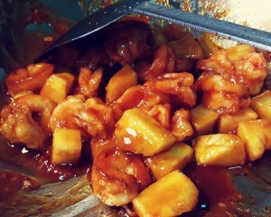 如何做出好吃的番茄菠萝虾球