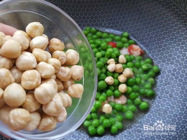鲜美的豌豆榛子小龙虾球