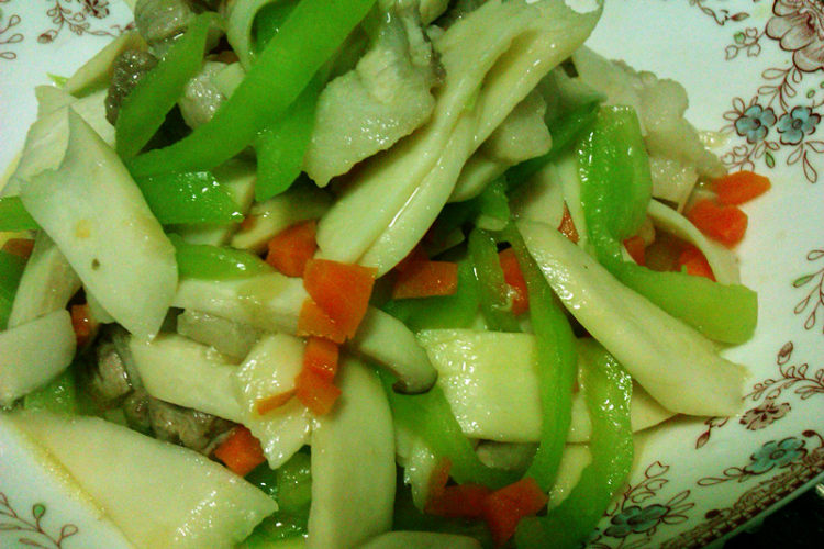 好吃的虎皮椒炒鸡腿菇做法，日常必备的美食哦