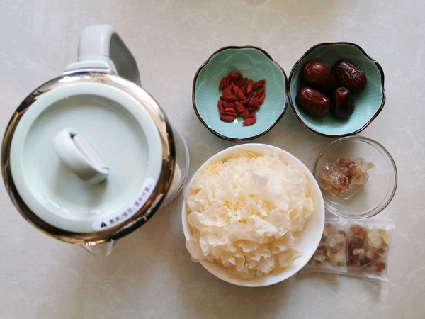 红枣桃胶银耳汤